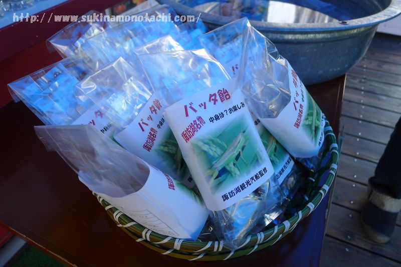 諏訪湖の遊覧船乗り場のソフトクリーム売り場で見たバッタ飴